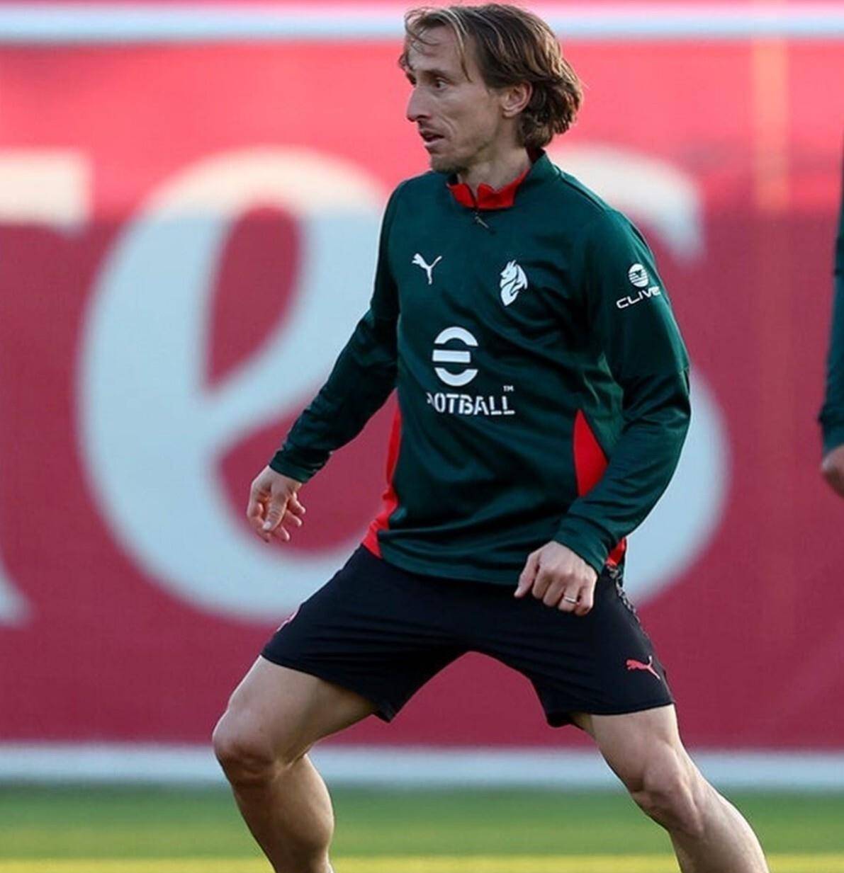 关于AC米兰主场失分，争冠形势更趋复杂的信息